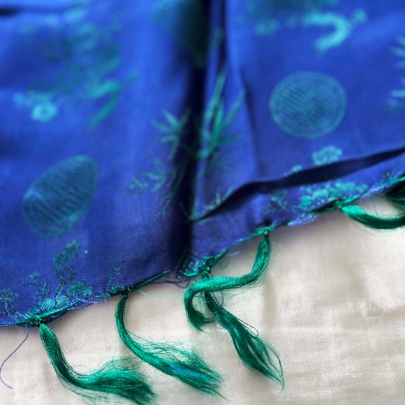 100% SILK SCARF, REVERSIBLE, 52 X 11 INCHES, BLUE/SHINY GREEN AND OTHER SIDE GRN - Picture 4 of 5